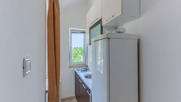 Kühlschrank, Ofen, Herdplatte, Esstisch