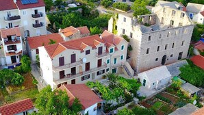 Ein Wohngebiet mit mehrstöckigen Gebäuden, einige mit Balkonen, und einer Mischung aus moderner und älterer Architektur.