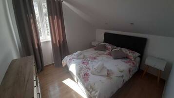 2 bedrooms, travel crib, free WiFi