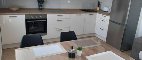 Frigorífico, horno, placa de cocina y lavavajillas