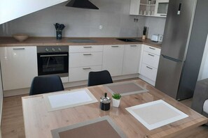 Fridge, oven, stovetop, dishwasher
