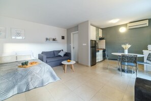 Smart TV - Apartments Tomy - Studio Apartment with terrace (Sutivan)