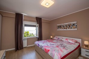 2 bedrooms, iron/ironing board, travel cot, free WiFi