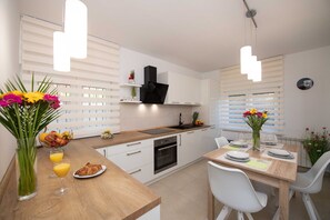 Fridge, microwave, oven, stovetop - Apartment Sanja Opatija - Two bedroom apartment with Terrace and sea view (Opatija)