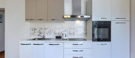 Een koelkast, een oven, een kookplaat, een vaatwasser