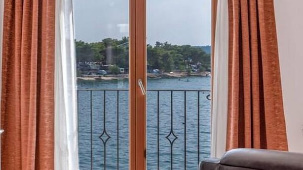 A room with a view of a body of water and a railing. - Mamma mia luxury rooms with sea view (Trogir)