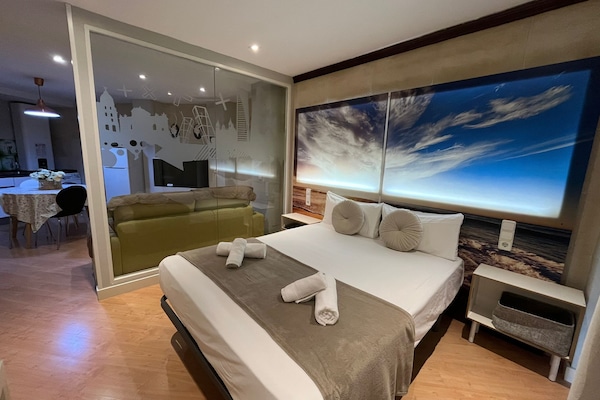 8 habitaciones, escritorio y espacio para trabajar con laptop