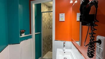 Ducha, secador de pelo, toallas y jabón