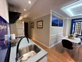 Geladeira, micro-ondas, cooktop, cafeteira/chaleira
