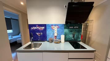 Frigorífico, microondas, placa de cocina y cafetera o tetera