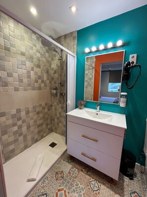 Shower, hair dryer, towels, soap - Homelikes Madrid (Madrid)