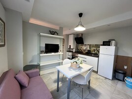 Kühlschrank, Mikrowelle, Herdplatte, Wasserkocher mit Kaffee-/Teezubehör