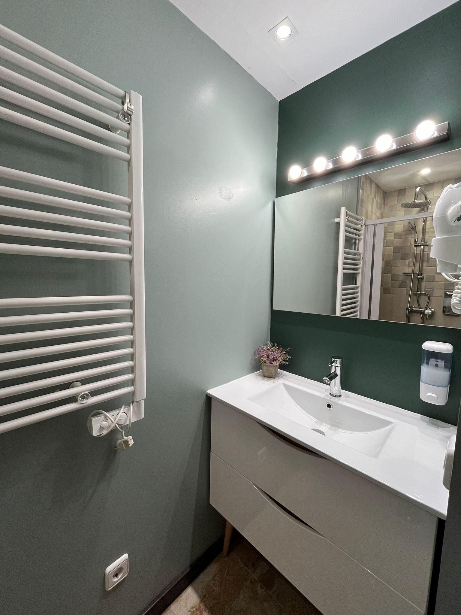 Een douche, een haardroger, handdoeken, zeep