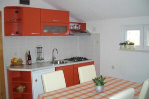 Frigorífico, placa de cocina, cafetera o tetera y tostadora