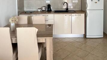 Fridge, oven, stovetop, coffee/tea maker