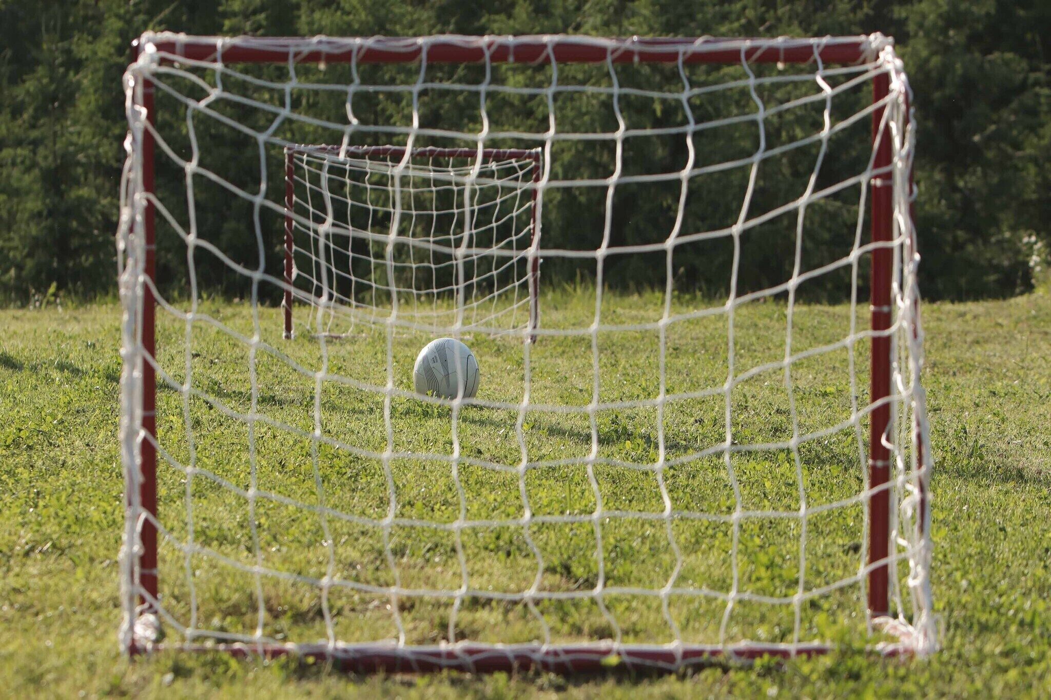 Un but de football sur un terrain herbeux.