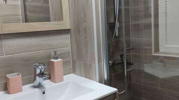 Douche, sĂšche-cheveux