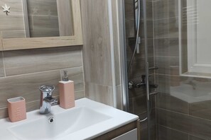 Regadera y secadora de cabello 