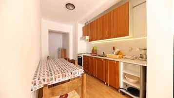 Coffee/tea maker, fridge, oven, stovetop