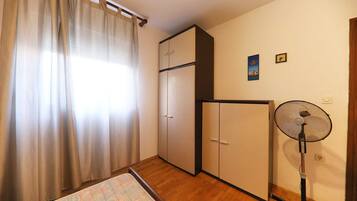 2 bedrooms, travel cot, free WiFi