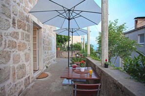 Outdoor dining - Apartments Maro & Baro - Studio apartment with shared Terrace (Baro) (Dubrovnik)