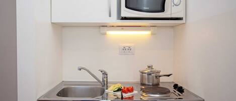 Kühlschrank, Mikrowelle, Herdplatte, Wasserkocher mit Kaffee-/Teezubehör