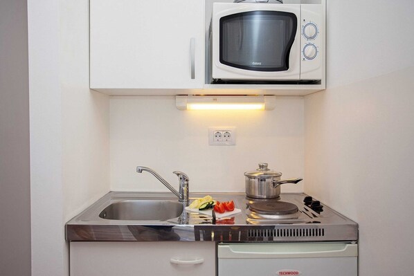 Fridge, microwave, stovetop, coffee/tea maker - Apartments Maro & Baro - Studio apartment with shared Terrace (Baro) (Dubrovnik)
