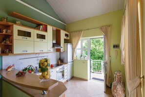Réfrigérateur, four à micro-ondes, un four, surface de cuisson