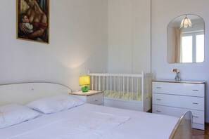 3 bedrooms, iron/ironing board, travel cot, free WiFi