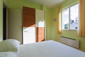 3 bedrooms, iron/ironing board, travel cot, free WiFi