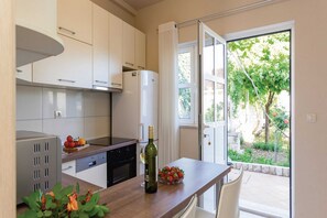 Jääkaappi, mikroaaltouuni, uuni, liesi