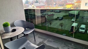 A balcony with a view of a parking lot and buildings. - Wellness Apartments - Studio Apartment with Terrace (G3) (Varazdin)