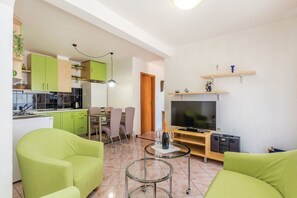 Smart TV - Apartments Paola - Studio Apartment with Terrace and Sea View (Karlobag)