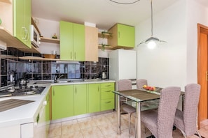 Fridge, microwave, stovetop, dishwasher - Apartments Paola - Studio Apartment with Terrace and Sea View (Karlobag)