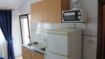 Kühlschrank, Mikrowelle, Herdplatte, Toaster