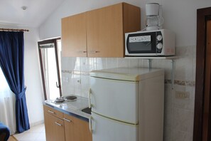 Kühlschrank, Mikrowelle, Herdplatte, Toaster