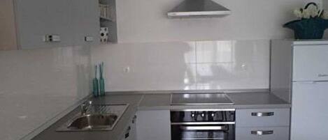 Frigorifero, forno, piano cottura, lavastoviglie