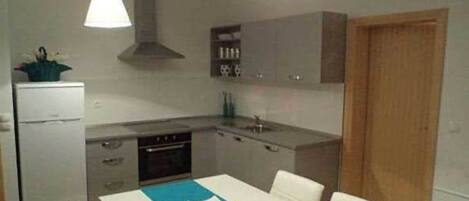 Kjøleskap, ovn, kokeplater og oppvaskmaskin