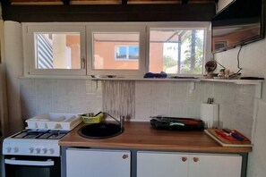 Fridge, oven, stovetop, coffee/tea maker