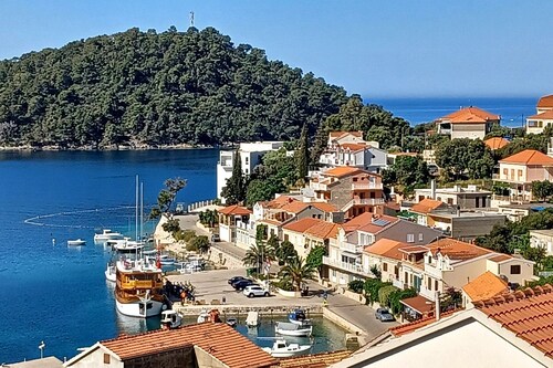 Bertie's Lodge - Two Bedroom Apartment with Terrace and Sea View(A1)