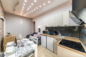 Wasserkocher mit Kaffee-/Teezubehör, Kühlschrank, Mikrowelle, Ofen