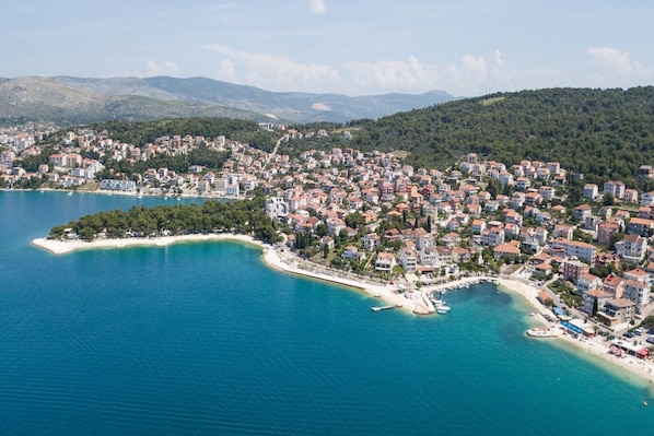 Una spiaggia nelle vicinanze