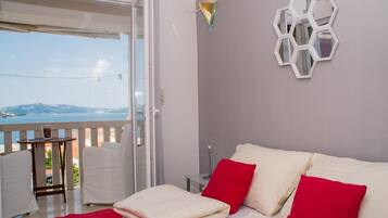 Iron/ironing board, travel cot, free WiFi