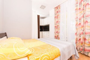 1 quarto, ferros/tábuas de passar roupa, berço de viagem