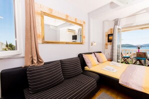 1 habitación, tabla de planchar con plancha y cuna de viaje 
