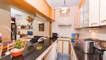 Fridge, oven, stovetop, dishwasher