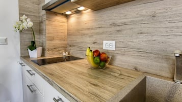 Refrigerador, microondas, parrilla de estufa y comedor