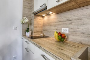 Refrigerador, microondas y parrilla de estufa 