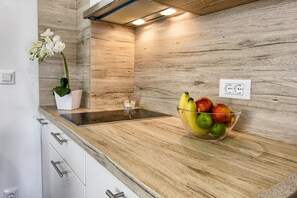 Frigorífico, microondas, placa de cocina y mesa de comedor