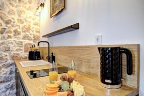 Kylskåp, mikrovågsugn, spishäll och brödrost